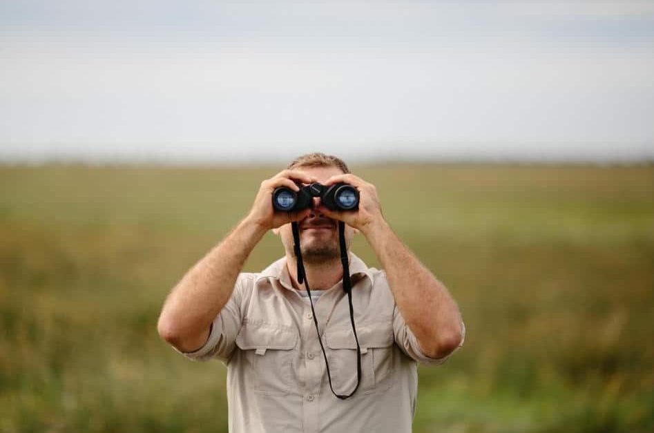 do i need binoculars for safari